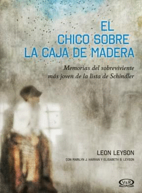 CHICO SOBRE LA CAJA DE MADERA EL